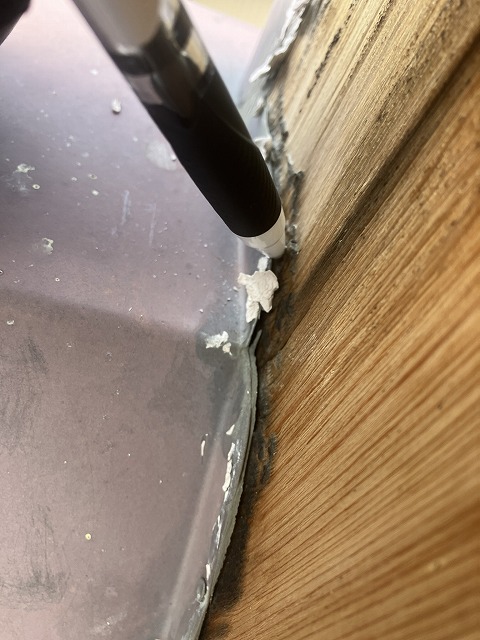 シーリング材がはがれ